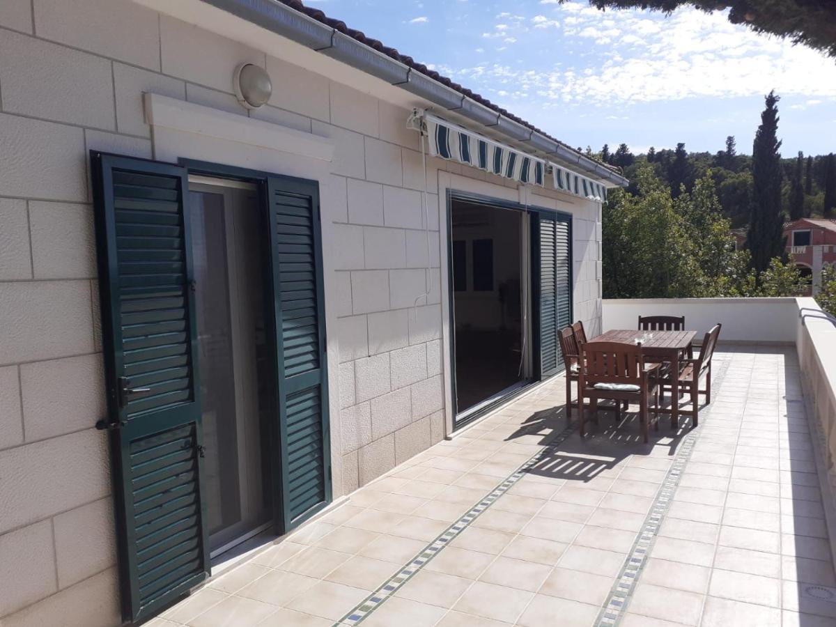 Apartments Ilicic Supetar Exterior foto